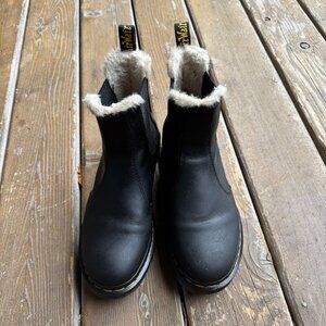 EUC Dr. Martens 2976 Black Leather/Faux Fur Chelsea Boot in Women's 10 / EU 42
